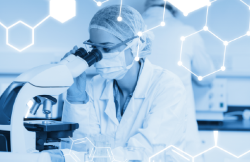 kobieta przy mikroskopie