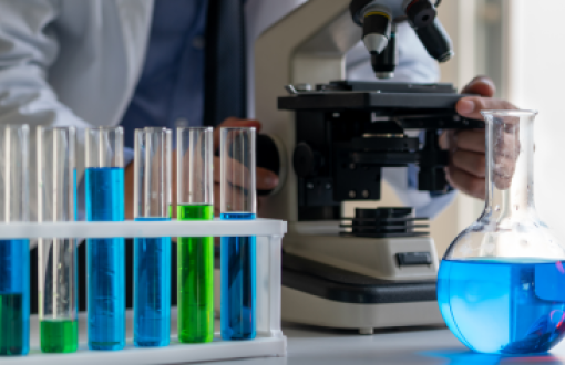 próbki z kolorowymi płynami